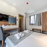 Pollis 4*