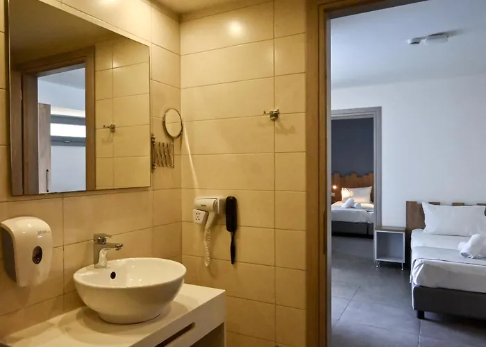 Pollis מלון הרסוניסוס